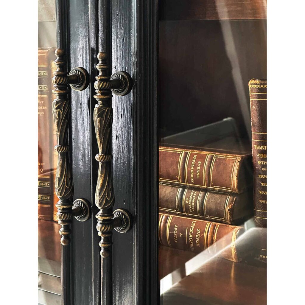 Charleston Display Cabinet - Image 9