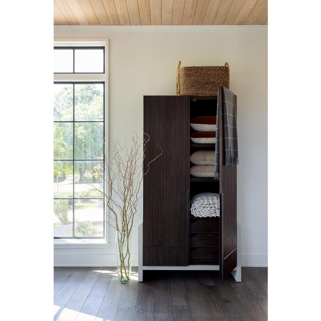 Shasta Wardrobe - Image 6